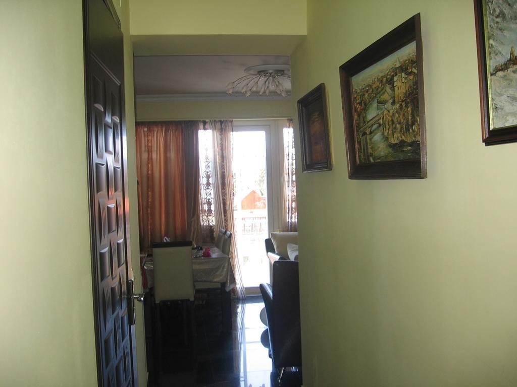 Lika'S Apartment 巴统 客房 照片