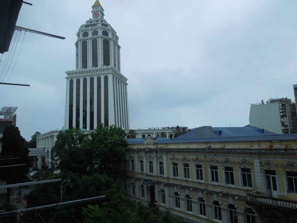 Lika'S Apartment 巴统 外观 照片